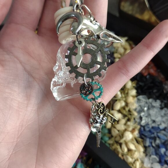 Steampunk Skull Diffuser with a Raven, Gears, Key & Clock Detachable Keychain - Picture 3 of 10
